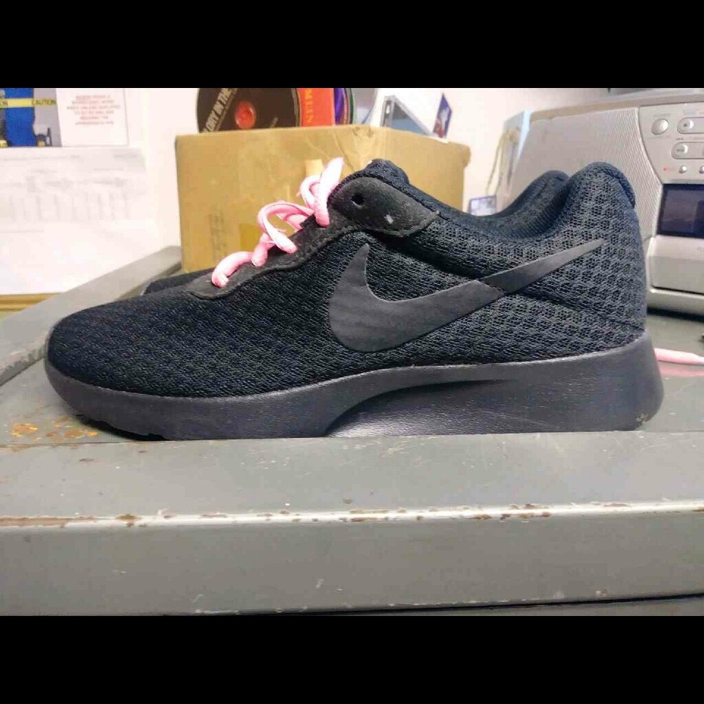 Nike shoes- new - Picture 5 of 5